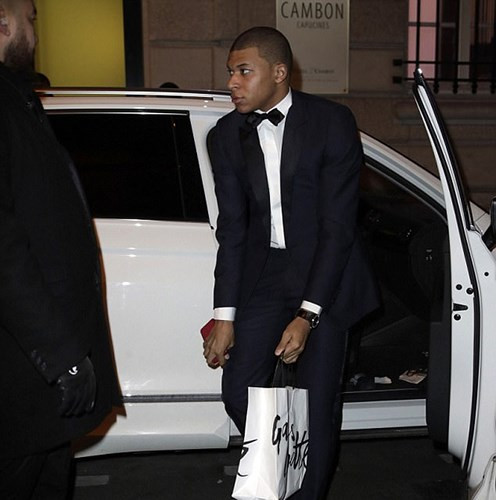 Tiền đạo đàn em của Neymar - Mbappe xuất hiện khá bẽn lẽn.