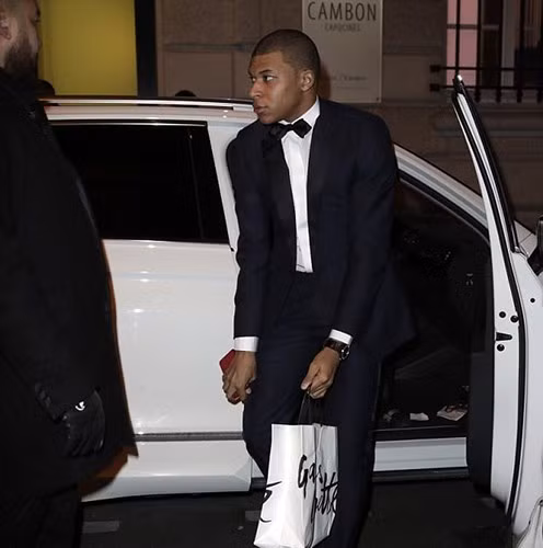 Tiền đạo đàn em của Neymar - Mbappe xuất hiện khá bẽn lẽn.