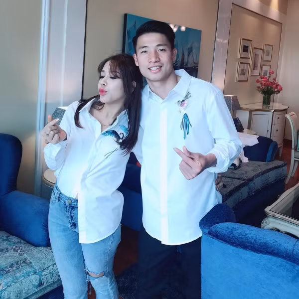 Trung vệ Bùi Tiến Dũng có vẻ là fan cuồng của sơ mi họa tiết khi hết diện họa tiết hình con kiến đến họa tiết chim hạc. Tuy nhiên, dù ở bất kì chiếc áo sơ mi họa tiết nào thì anh chàng vẫn làm “xiêu lòng” người hâm mộ vì vẻ ngoài bảnh bao của mình.