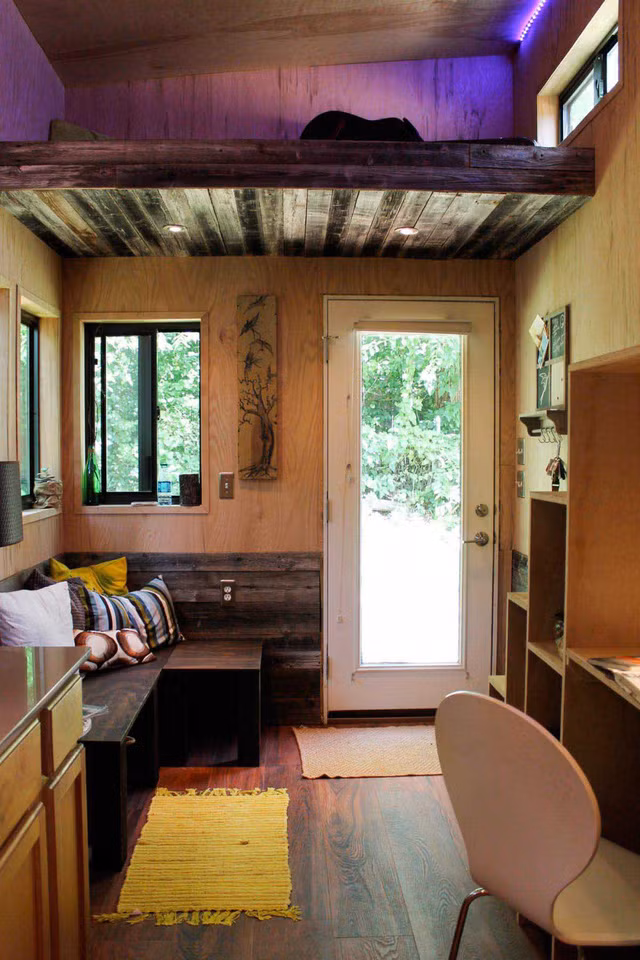 Điểm nổi bật của ngôi nhà này chính là toàn bộ gỗ, thép không rỉ sử dụng đều là các vật liệu tái chế. Chính vì sự đặc biệt này mà Weber đã tự đặt tên cho đứa con tinh thần của mình là “Căn hộ hữu cơ đậm chất đương đại”.