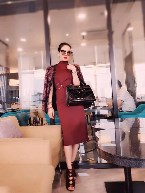 Màu đen sang trọng là gam màu huyền thoại mà có lẽ dù dân chơi đồ hiệu hay những tín đồ thời trang bình thường đều nghĩ tới đầu tiên. Chiếc túi mà Lệ Quyên cầm cũng có giá giao động từ 50.000 tới hơn 70.000 USD.