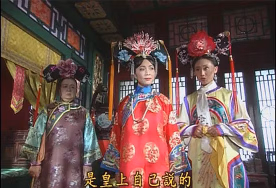 Lệnh Phi (phải) bị cho là người phụ nữ tâm cơ, mưu mô hơn Hoàng hậu.