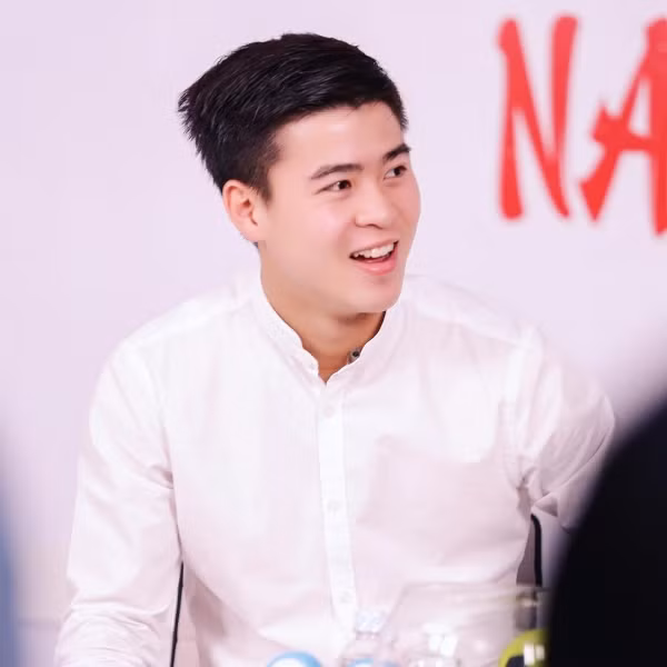 Hậu vệ U23 Việt Nam Đỗ Duy Mạnh đẹp không góc chết khi mặc áo sơ mi trắng cổ trụ. Có lẽ không có một trang phục nào “gây sát thương” trái tim của các fan girl bằng áo sơ mi trắng.