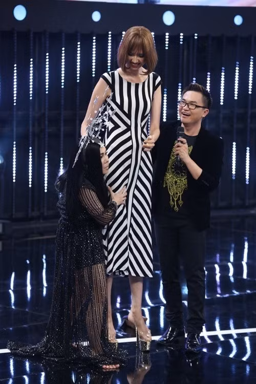 Nghệ sĩ Việt Hương "lọt thỏm" khi đứng cạnh "đàn em" Hồng Xuân.