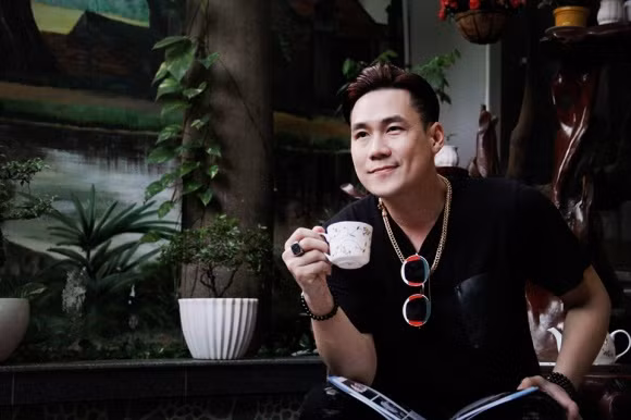 Căn hộ của Khánh Phương gồm 1 tầng trệt, 6 tầng lầu, kết hợp vừa ở, vừa kinh doanh khách sạn. Khu vực sảnh phía sau có sân vườn nhỏ để mọi người ngồi đọc sách, uống trà.