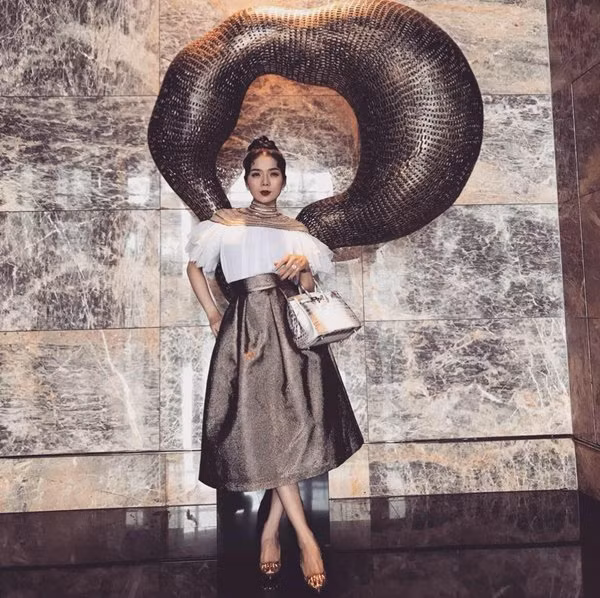 Chiếc túi chỉ dân sành chơi và chịu chi mới dám mua, thế nhưng không phải ai có tiền đều sở hữu được bởi mỗi năm chỉ sản xuất giới hạn 2 chiếc.