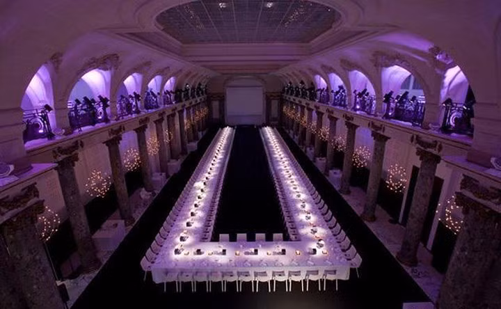 Địa điểm bữa tiệc là tòa nhà Pavillon Cambon, nơi có thể đón hơn 1.000 khách tham dự.