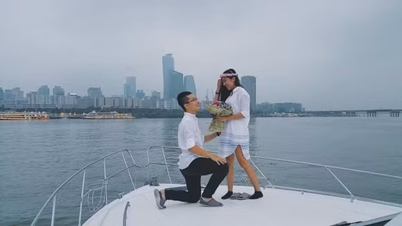 Chồng của em gái Trấn Thành tên Yung Man Kit. Dù là người Hong Kong nhưng từ trung học, Yung Man Kit đã học tập và sinh sống tại thành phố Hồ Chí Minh. Do đó anh có khả năng sử dụng thành thạo 3 thứ tiếng Hoa, Việt, Anh. Huỳnh Mi và Yung Man Kit từng học chung trường. Ngay sau khi tốt nghiệp đại học, chồng Huỳnh Mi đã cùng các bạn trẻ cùng trường thành lập nên một công ty truyền thông và anh đảm nhiệm vị trí quản lý khách hàng.