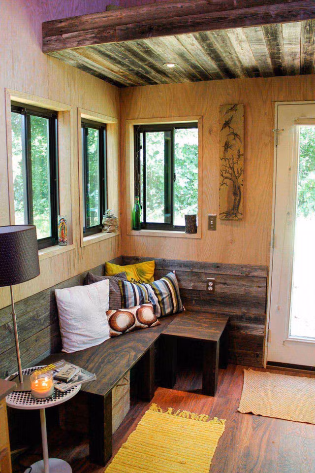 Bạn thấy bộ ghế ngồi này có độc đáo không? Nó được làm từ gỗ vụn do những người hàng xóm tốt bụng của Weber góp tặng anh. Chắc chắn Weber sẽ sống vui vẻ với những người hàng xóm thân thiện như thế này.