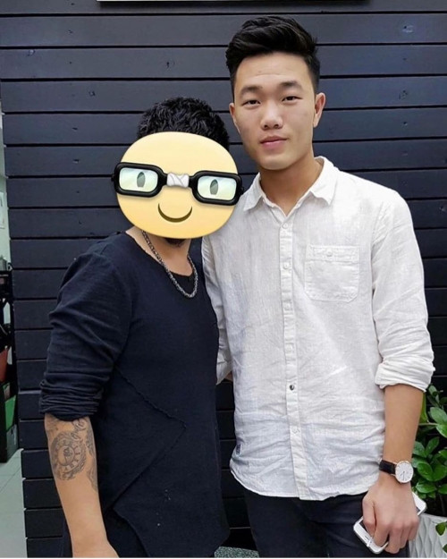 “Híp híp” Xuân Trường không chỉ diện sơ mi trắng trong các sự kiện mà còn luôn cưng chiều diện item này trong street style hằng ngày. Với cách mix áo sơ mi basic và quần tây đen nhưng Đội trường U23 vẫn khiến các “chị em” bao phen vương vấn.