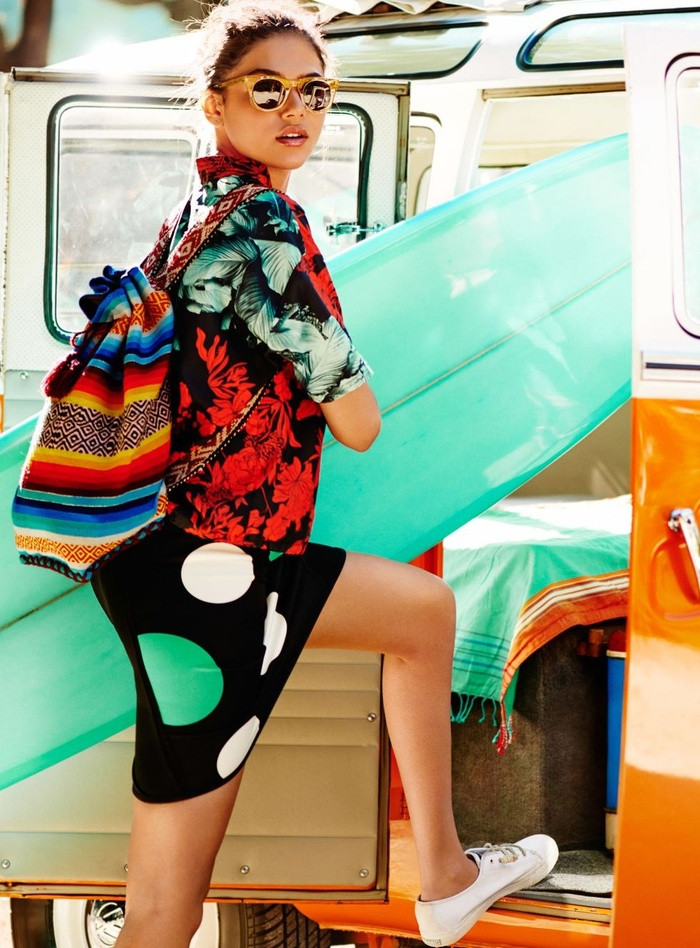 Áo họa tiết + chân váy chấm bi Diện áo họa tiết cùng chân váy chấm bi cho kỳ nghỉ hè là một lựa chọn tinh tế của các cô nàng. Set đồ nữ tính này mang lại cho các bạn gái nét quyến rũ, duyên dáng và nổi bật giữ phố đông người.