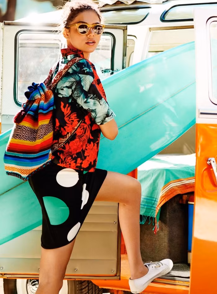 Áo họa tiết + chân váy chấm bi Diện áo họa tiết cùng chân váy chấm bi cho kỳ nghỉ hè là một lựa chọn tinh tế của các cô nàng. Set đồ nữ tính này mang lại cho các bạn gái nét quyến rũ, duyên dáng và nổi bật giữ phố đông người.