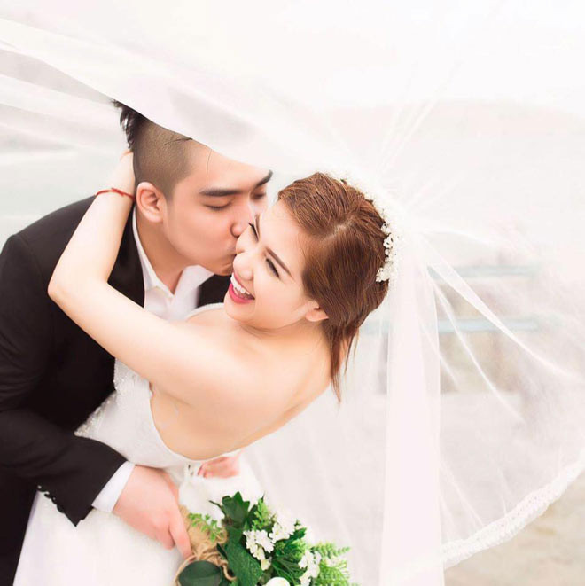 Cô nàng đang có hạnh phúc viên mãn bên người chồng điển trai.