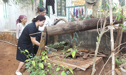 Giếng nước bỗng tăng nhiệt, nóng 60-70 độ C, khói bốc nghi ngút. (Ảnh: CTV)