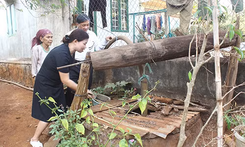 Giếng nước bỗng tăng nhiệt, nóng 60-70 độ C, khói bốc nghi ngút. (Ảnh: CTV)