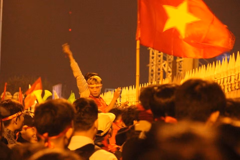 CDV qua khich day rao, nem gay o san My Dinh-Hinh-4