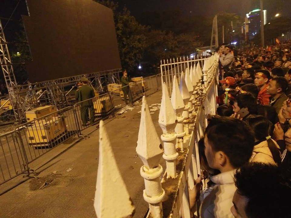 CDV qua khich day rao, nem gay o san My Dinh