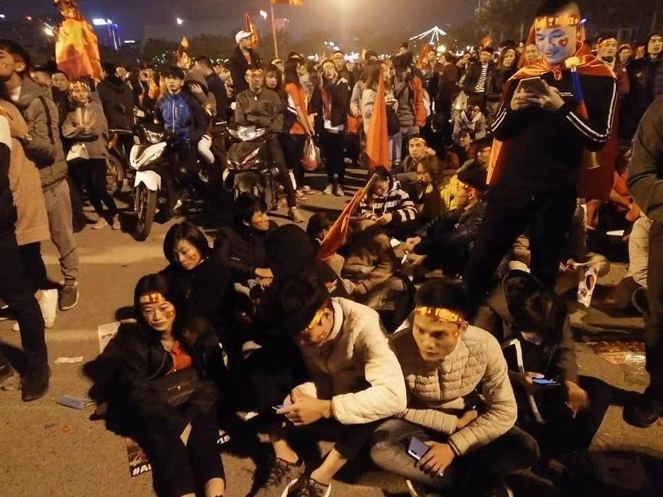 CDV qua khich day rao, nem gay o san My Dinh-Hinh-2