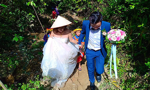 Co dau 61 tuoi lien tiep khoe cuoc song hanh phuc o nha chong