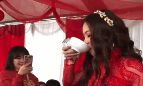 Cô dâu chú rể uống hết bát rượu đầy để đổi phong bì.