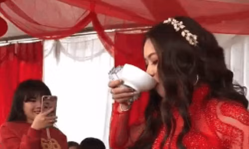 Cô dâu chú rể uống hết bát rượu đầy để đổi phong bì.