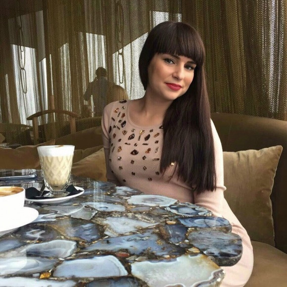 Nhan sắc của cô gái 29 tuổi đã "đánh bại" 2.000 đối thủ trong chương trình "Kết hôn với triệu phú" để làm vợ của đại gia dầu mỏ.