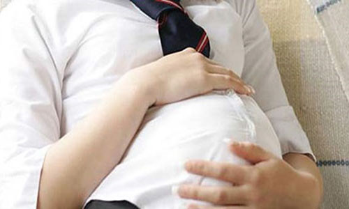 Thieu nu to cao ban trai lam minh co thai