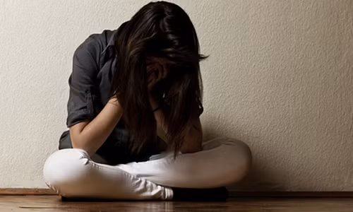 Hai con người, một ông chồng “bất lực” và cô bạn chí cốt không một mảnh vải che thân đang ôm ấp, vuốt ve nhau say đắm - Ảnh minh họa