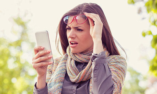 Vo len xem dien thoai, bi chong tong vao tu