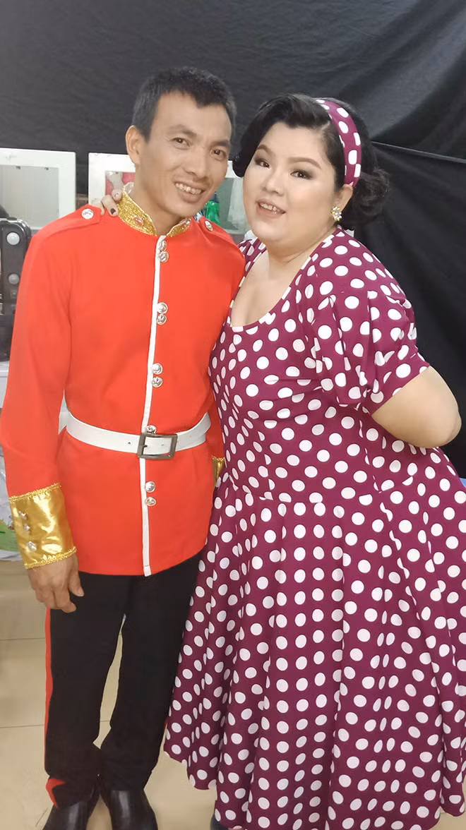 Tuyền Mập bên cạnh ông xã.