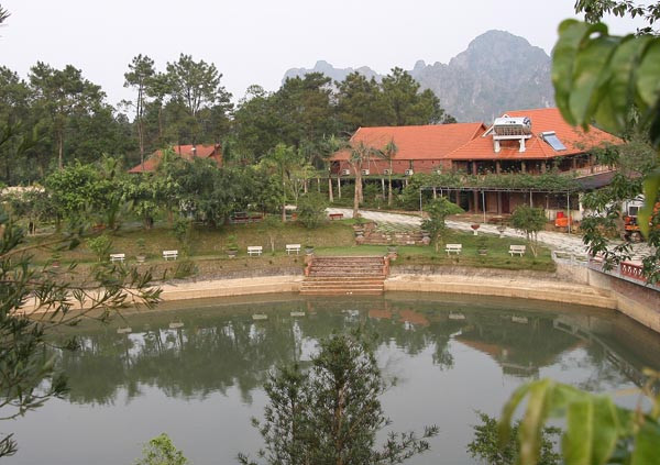 Trong 3 hồ nhân tạo có một hồ lớn được thiết kế hoành tráng, có cả thác nước giả và một cầu bê tông khá lớn bắc qua.