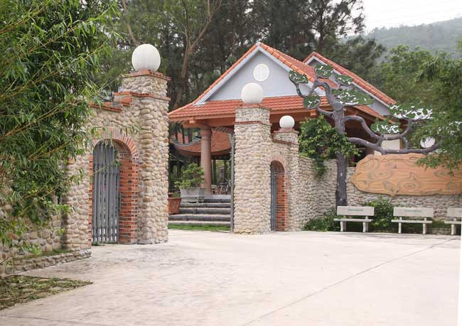 Cổng vào khu "biệt phủ" được xây dựng hoành tráng.