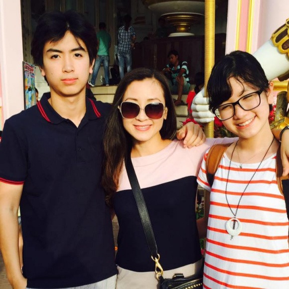 Đến hiện tại, cô đã sống ở TP Hồ Chí Minh hơn mười năm. Các con riêng của diễn viên Khánh Huyền đã lớn khôn nhưng nhan sắc của nữ diễn viên này vẫn xinh đẹp mặn mà.