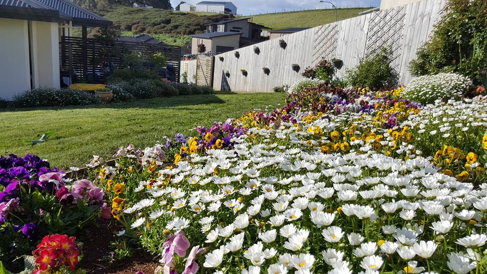 Khu vườn còn đặt bộ bàn ghế nhỏ để mọi người vừa có nơi trò chuyện, bé có không gian vui chơi, ngắm vườn hoa mẹ trồng.