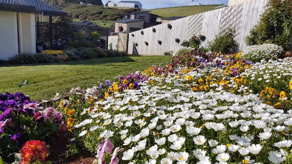 Khu vườn còn đặt bộ bàn ghế nhỏ để mọi người vừa có nơi trò chuyện, bé có không gian vui chơi, ngắm vườn hoa mẹ trồng.