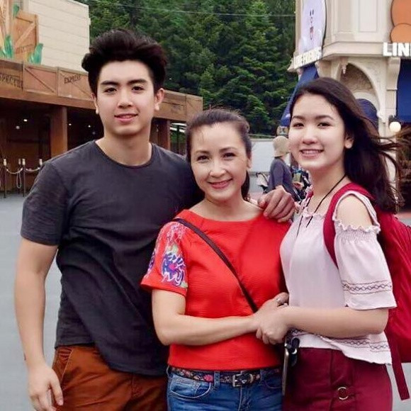 Hai người con của Khánh Hiền với chồng đầu giờ đã lớn khôn, ngoan ngoãn và học giỏi.