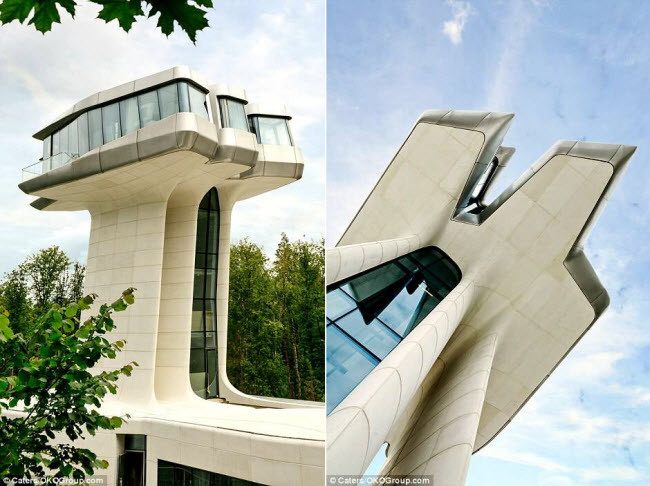 Phòng ngủ chính có hướng nhìn ra các khu rừng ở Moscow và căn phòng được kết nối với phần còn lại của ngôi nhà bằng thang máy lắp kính trong suốt. Công trình có bể bơi trong nhà, gara đủ chỗ cho 8 chiếc ô tô, hầm rượu vang, phòng chiếu phim 3D, hộp đêm, phòng cắt tóc, vườn Nhật Bản, phòng mát-xa, thác nước,…