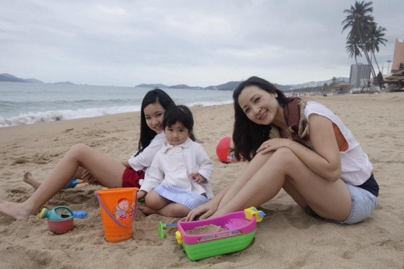 Vào những năm cuối của thập niên 90, Khánh Huyền là gương mặt đắt giá của rất nhiều bộ phim truyền hình. Cho đến bây giờ, khán giả vẫn nhớ như in những vai diễn gắn liền với người phụ nữ có gương mặt xinh xắn, dịu hiền và đôi mắt ướt chứa chất nỗi u buồn khó hiểu mà Khánh Huyền từng đảm nhận. Sự đổ vỡ của cuộc hôn nhân đầu sau khi đã có 1 con trai tên Minh Quân, 1 con gái là Khánh Vy đã khiến Khánh Huyền vô cùng đau đớn, bị stress nặng. "Chúng tôi chia tay vì có nhân sinh quan quá khác nhau. Đó là lý do mấu chốt. Hai con người có thể có môi trường lớn lên, sở thích hay công việc khác nhau, nhưng phải có nhân sinh quan giống nhau thì mới sống được với nhau.