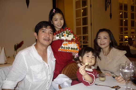 Sau 1 năm đổ vỡ trong cuộc hôn nhân đầu, Khánh Huyền đã gặp ông xã hiện tại. Cả hai đã tìm hiểu một thời gian dài và quyết định tiến tới hôn nhân. Chồng thứ 2 của Khánh Huyền làm trong ngành bưu chính viễn thông. Sau khi quyết định về sống chung một nhà, Khánh Huyền đã cùng chồng con gái riêng của nữ diễn viên vào miền Nam sinh sống. Con trai đầu để lại cho chồng cũ chăm sóc. Sau đó, Khánh Huyền sinh cho chồng hai một cô con gái xinh xắn tên là Trang Nghi.