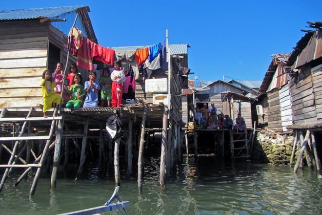 Những con người kỳ lạ ấy là cư dân của bộ tộc người Bajau ở Indonesia với cuộc sống hàng ngày chủ yếu liên quan đến biển.