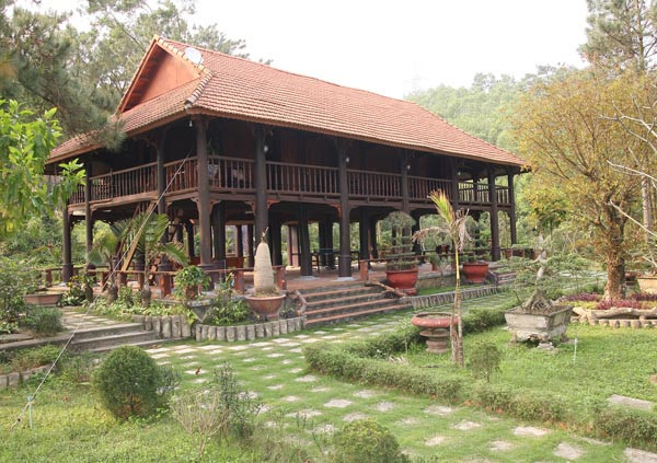 Khu nhà sàn hoành tráng hoàn toàn bằng gỗ.