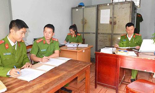 Phòng làm việc đơn sơ của một tổ Cảnh sát hình sự.