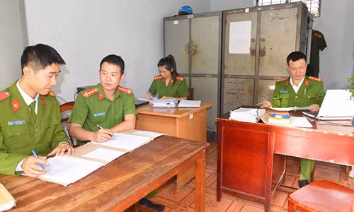 Phòng làm việc đơn sơ của một tổ Cảnh sát hình sự.