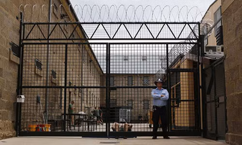 Hang loat nu cai nguc quan he voi tu nhan gay soc o Uc