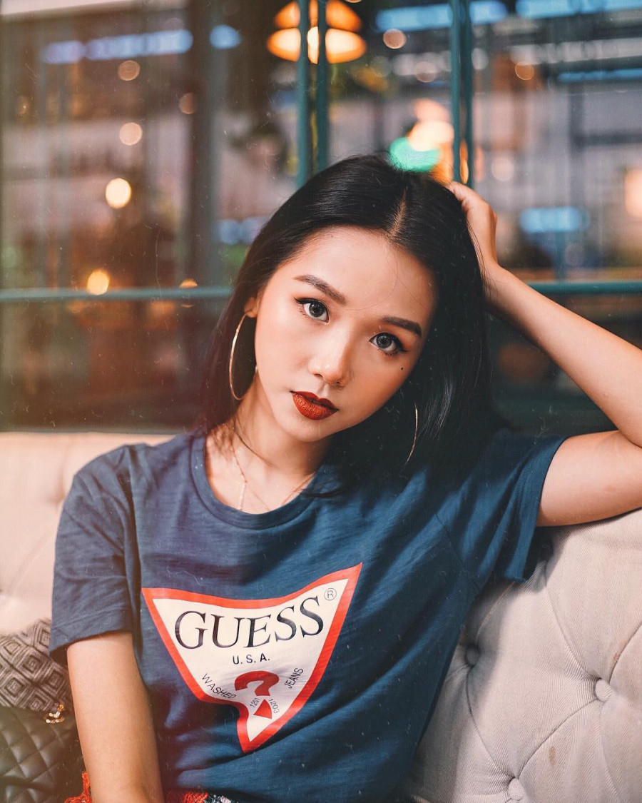 Khác hoàn toàn với những thiết kế áo phông trơn, in chữ hay áo phông kẻ cổ điển, những thiết kế với hình in ấn tượng cộng thêm màu sắc nổi bật càng tăng hiệu ứng chất chơi nổi loạn cho các nàng khi diện. Chiếc áo trở thành điểm nhấn sắc nét nhất trên tổng thể set đồ dù cho bạn kết hợp có đơn giản hay quen thuộc đến thế nào.