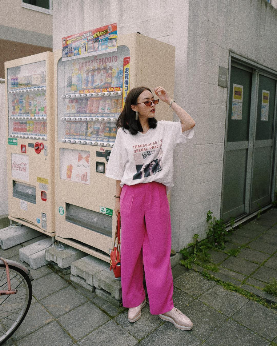 Thời thượng tinh tế mix cùng quần vải Đây là combo vừa thời thượng lại tinh tế chỉn chu dành các cô nàng sành điệu trong hè này. Chính những thiết kế quần vải mềm mại thanh lịch này làm dịu đi sự nổi loạn của áo.