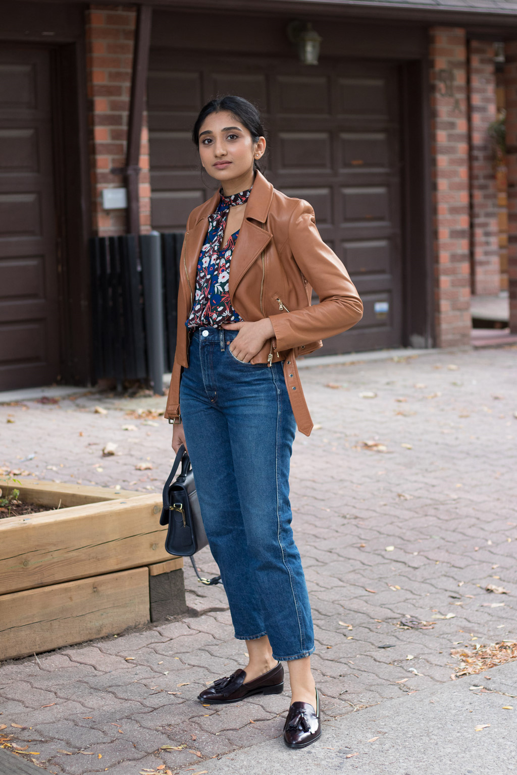 Nguyên tắc 4: Bỏ qua kiểu quần áo đời thường. Đám cưới là dịp trang trọng vì thế hãy quên đi các trang phục hàng ngày như: áo thun, quần jeans, quần bó, đồ denim. Nếu quá bận rộn, bạn có thể chọn cho mình một chiếc váy không quá cầu kỳ nhưng đủ thể hiện sự tôn trọng.