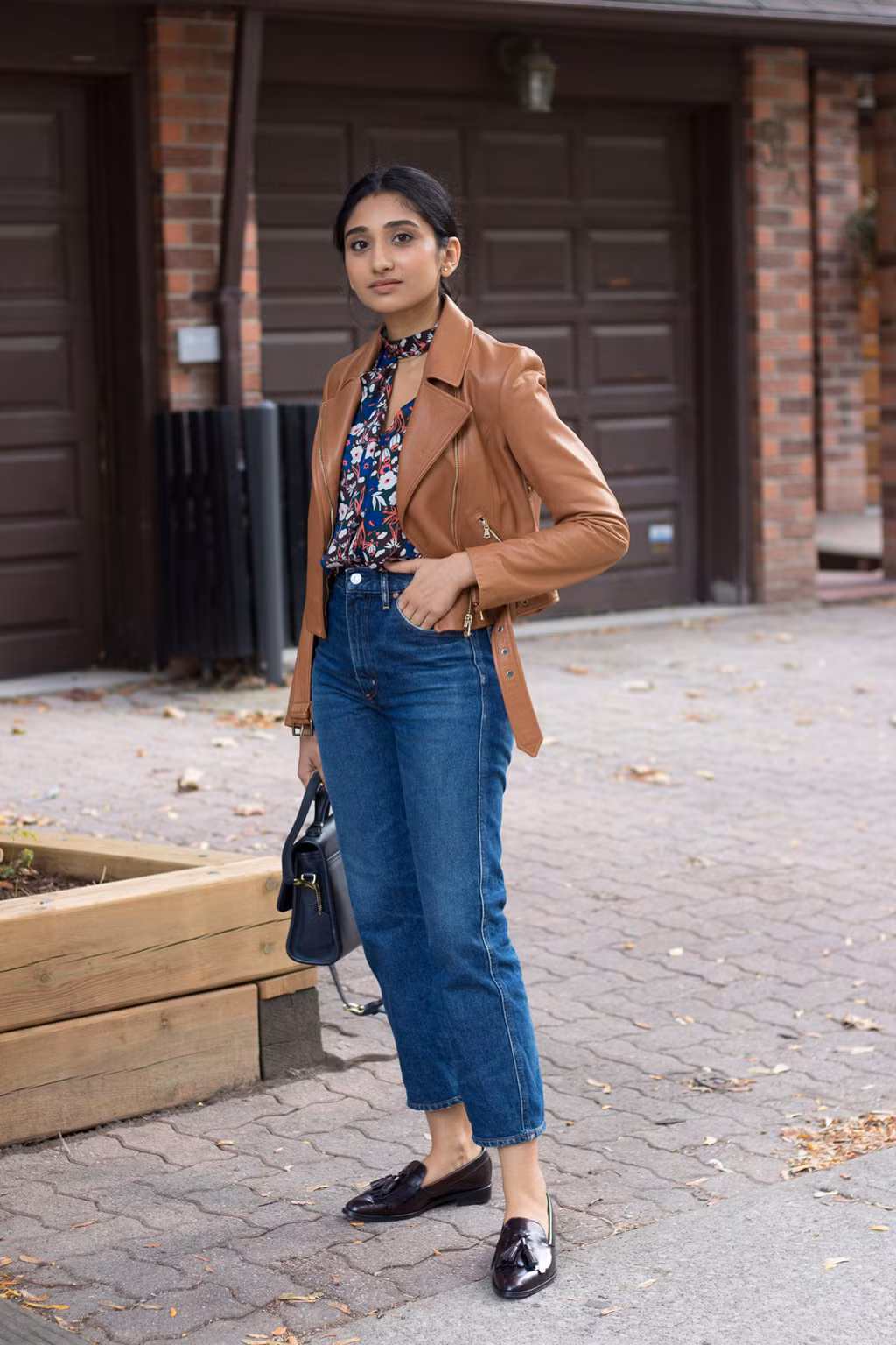 Nguyên tắc 4: Bỏ qua kiểu quần áo đời thường. Đám cưới là dịp trang trọng vì thế hãy quên đi các trang phục hàng ngày như: áo thun, quần jeans, quần bó, đồ denim. Nếu quá bận rộn, bạn có thể chọn cho mình một chiếc váy không quá cầu kỳ nhưng đủ thể hiện sự tôn trọng.