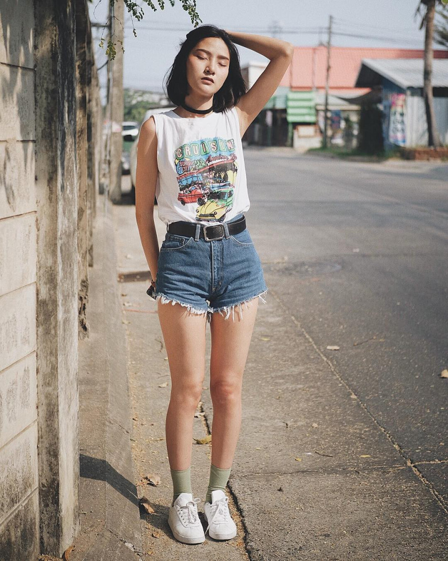 Nổi loạn phá cách nhất vẫn khi là kết hợp cùng đồ jean Phóng khoáng bụi bặm như jean thì đương nhiên sẽ luôn là cặp bài trùng với những thiết kế áo phông in hình nổi bật. Từ quần jean đến chân váy denim hay jacket... một khi đã mix cùng áo phông in hình là đảm bảo chất đừng hỏi. Áo phông trắng hay áo in chữ đôi khi còn "lành" chứ áo phông in hình thì dù là hình in đơn giản thì vẫn cứ nổi loạn, cá tính chất ngất luôn.