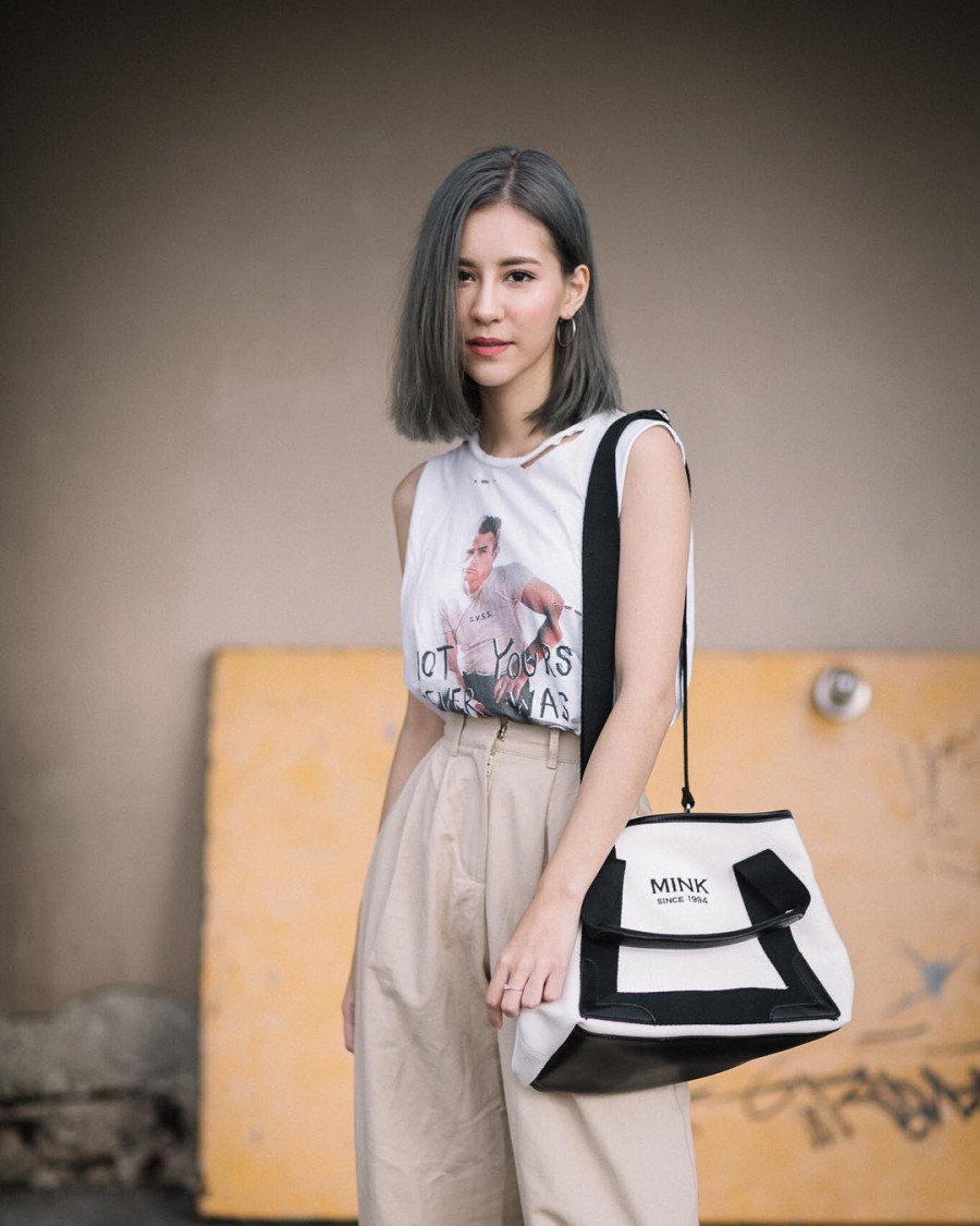 Đặc biệt, "Trái tính trái nết" nhau là thế nhưng khi diện cùng nhau, quần vải (nhất là quần ống rộng) combo lại hội tụ được đầy đủ tất cả những gì mà một cô nàng công sở sành mốt vẫn luôn kiếm tìm, từ cá tính năng động, đến thời thượng sang chảnh mà vẫn đủ kín đáo đến sở làm mỗi ngày. Ngoài ra, chị em mặc set đồ này đi chơi, đi du lịch thì cũng vô cùng thoải mái, mát mẻ.